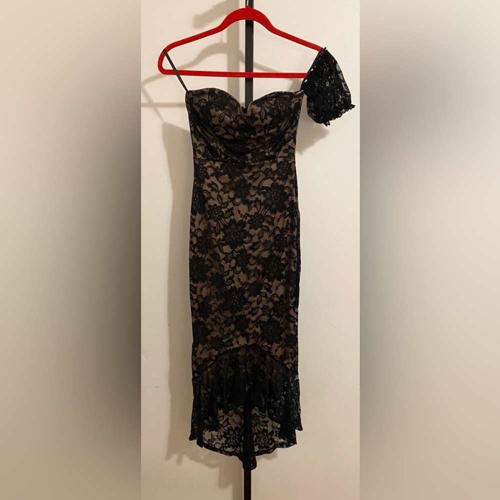 Windsor - Elegant Miss Lace High Low Midi Dress - Size Small